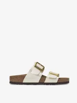 Sandalias Birkenstock modelo Sydney, color blanco con hebillas doradas.