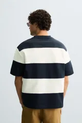 Sudadera de manga corta con rayas horizontales en color azul marino y blanco.