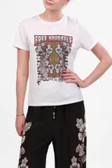 Remera blanca de algodón pima con estampado de tigres, flores y texto 'Free Yourself' en el frente.