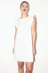 Vestido corto blanco de lino, con cuello redondo y mangas con volados.