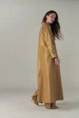 Vestido camisero largo con diseño color block en azul y beige, con cuello camisero, abotonadura frontal y mangas largas con presillas.