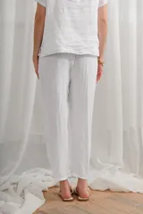 Pantalón de lino color salmón, de corte holgado, con cintura elástica y bolsillos laterales.