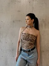Top asimétrico de micro tul con estampado animal print y un solo hombro.