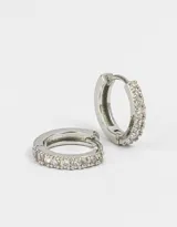 Aros tipo argolla bañados en oro blanco con strass de cubic zirconia.