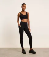 Calza deportiva negra de microfibra con cintura alta y bolsillo lateral.