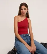 Top ajustado de punto roma color rojo, con diseño de un solo hombro y tirante torcido.