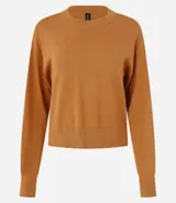 Suéter boxy color marrón, de punto leve, con cuello redondo y mangas largas con puños y bajo acanalados.