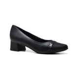 Zapato negro de cuero con taco bajo y detalle decorativo en la parte delantera, diseñado para comodidad y soporte.