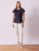 Blusa plateada de satén con manga corta amplia, corte bajo el busto y abertura con botón en la espalda.
