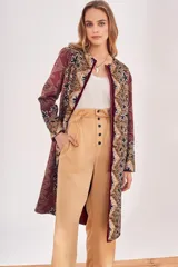 Saco largo con estampado floral en tonos borgoña, beige y negro.