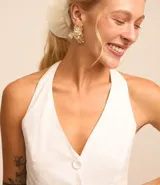 Blusa chaleco color blanco, con frente única, lazo en el cuello, lastex en la espalda y botones delanteros.