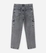 Pantalón de jean de hombre, modelo baggy, color celeste lavado, con bolsillos cargo en los laterales y bolsillos traseros.