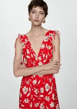 Vestido rojo con estampado de flores, diseñados con tiras ajustables en los hombros.