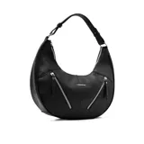 Cartera al hombro negra de cuero sintético con forma de media luna. Tiene cierre superior y dos bolsillos frontales con cierre.