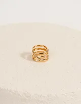 Anillo dorado de metal con diseño de cuatro vueltas entrelazadas.