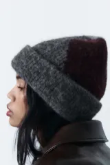 Gorro tipo beanie tejido con alpaca, con diseño de bloques de color en gris, azul y azul marino.