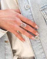 Anillo plateado de acero con diseño ondulado.