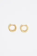 Par de aros tipo argolla dorados con el logo de la marca grabado en el exterior.