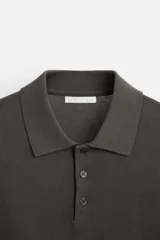 Polo de hombre color gris oscuro, de punto ligero tejido en hilatura con mezcla de seda y algodón. Tiene cuello solapa con cierre frontal de botonadura, manga larga y acabados en rib.