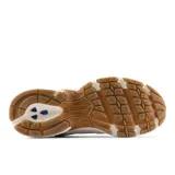 Championes urbanos New Balance modelo U530SUA, color beige con detalles en rosa y suela marrón, confeccionados en malla y cuero sintético, con logo "N" característico en los laterales y entresuela ABZORB.