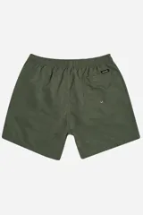 Short de baño liso color salmón, con cintura elástica y cordón de ajuste blanco. Posee bolsillos laterales y un bolsillo trasero. Lleva un pequeño logo triangular de goma en la parte inferior izquierda.