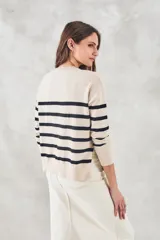 Sweater de algodón con rayas en tonos beige y negro, de calce oversize y manga larga.