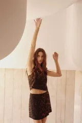 Chaleco corto con estampado animal color marrón y negro, escote en V pronunciado y botones adelante.