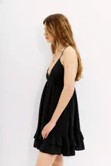 Vestido corto blanco de algodón con breteles finos, escote en V con detalle de bordado calado, espalda baja con elástico y volados en el ruedo.