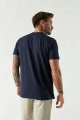 Remera blanca de algodón con estampado frontal que incluye texto en color rojo, amarillo y azul.