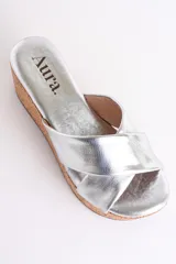 Sandalia dorada con plataforma de corcho, tiras cruzadas de cuero y plantilla acolchada.