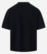 Remera color crema de corte amplio, con cuello redondo y mangas cortas con sisa desplazada. Confeccionada en algodón y poliéster.