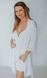 Camisón blanco de jersey elastizado con puntilla en el escote y breteles ajustables.