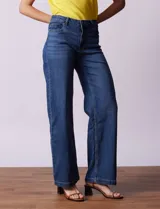 Jean baggy de tiro alto marca Baccini, corte wide leg, color azul denim. Cuenta con pretina con pasadores, botón y cierre. Delantera y trasera con bolsillos.