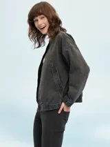 Campera de jean azul con cierre frontal, bolsillos laterales y puños elastizados.