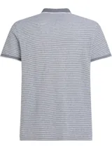 Chomba Tommy Hilfiger de corte regular, a rayas horizontales blancas y azules. Tiene cuello tipo polo gris con borde blanco, tapeta de dos botones y logo bordado en el pecho. Confeccionada en algodón orgánico y lino.