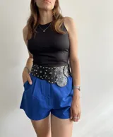 Short azul con corte clásico y detalles de bolsillo.
