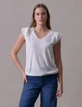 Remera blanca de modal con escote en V y detalle de puntilla en mangas y escote.