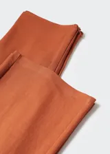 Pantalón wide leg color ladrillo, de tiro alto y cierre lateral con cremallera.