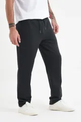 Pantalón de jogging gris oscuro con cordón ajustable en la cintura.
