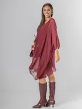Vestido o blusón maxi de seda italiana color borgoña, con mangas amplias y forro de modal elastizado. Presenta un corte fluido y escote redondo.