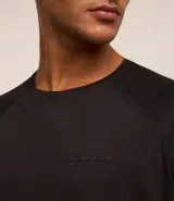 Remera deportiva color coral, de corte regular, con cuello redondo y mangas cortas. Confeccionada en tejido de poliéster con tecnología Dry y estampa lettering en gel en el pecho.