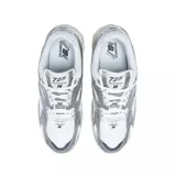 Championes New Balance modelo ML725CG, color blanco con detalles en plateado y logo "N" en negro.