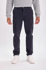 Pantalón cargo azul marino de corte recto con bolsillos laterales y traseros con solapa.