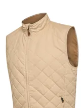 Chaleco acolchado color beige con patrón de rombos, cuello alto y cierre frontal con cremallera.