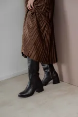 Botas de cuero negras con caña alta y taco cuadrado forrado en cuero.