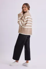 Pantalón de jean negro, de corte culotte, tiro alto y pierna ancha.