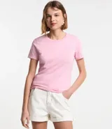 Remera básica de media malla color blanco, con cuello redondo y mangas cortas.