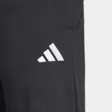 Pantalón Adidas Essentials negro de corte clásico, con cintura elástica ajustable con cordón, bolsillos frontales, dobladillo abierto, piernas cónicas y logo de las 3 barras bordado en la cadera.