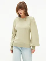 Sweater color gris melange, de tejido de punto, con cuello redondo y mangas abullonadas.