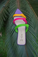 Sandalias de cuero color amarillo flúor con tres tiras finas con nudo y punta fina.